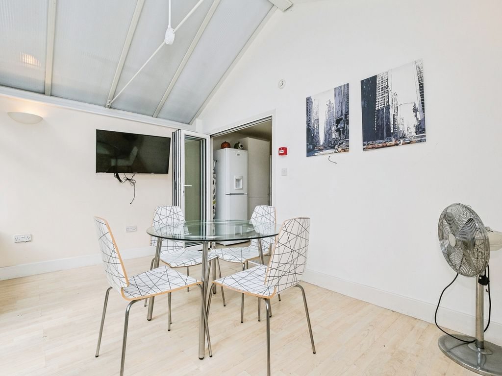 Five-bedroom house property photo 4