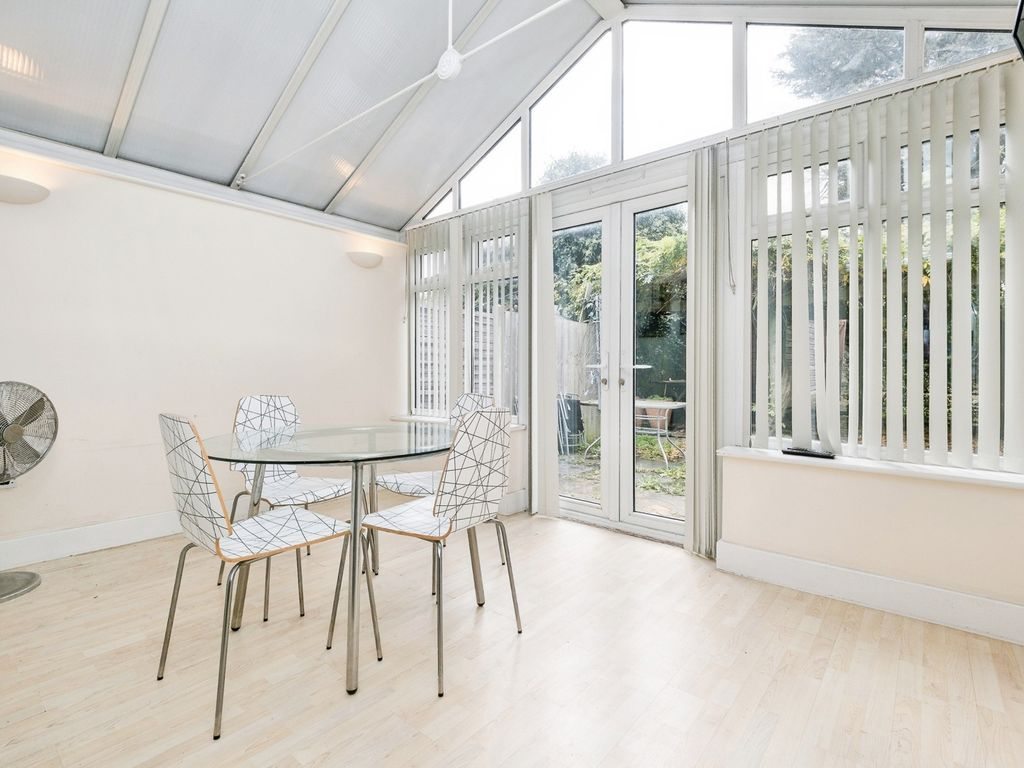 Five-bedroom house property photo 9