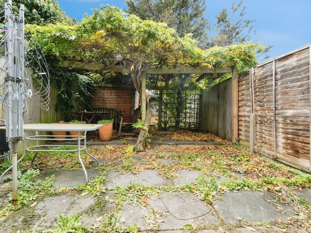 Five-bedroom house property photo 10