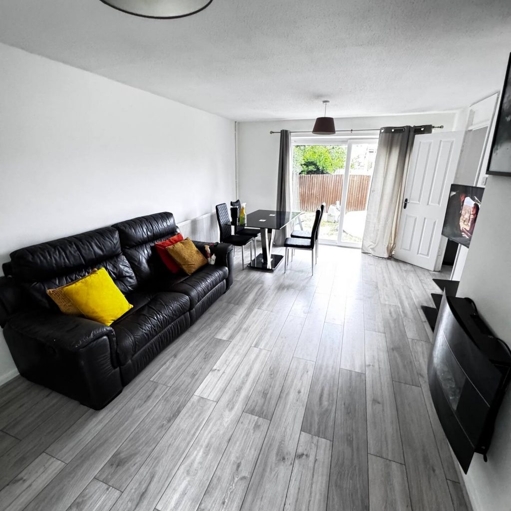 Lincoln Close property photo 7